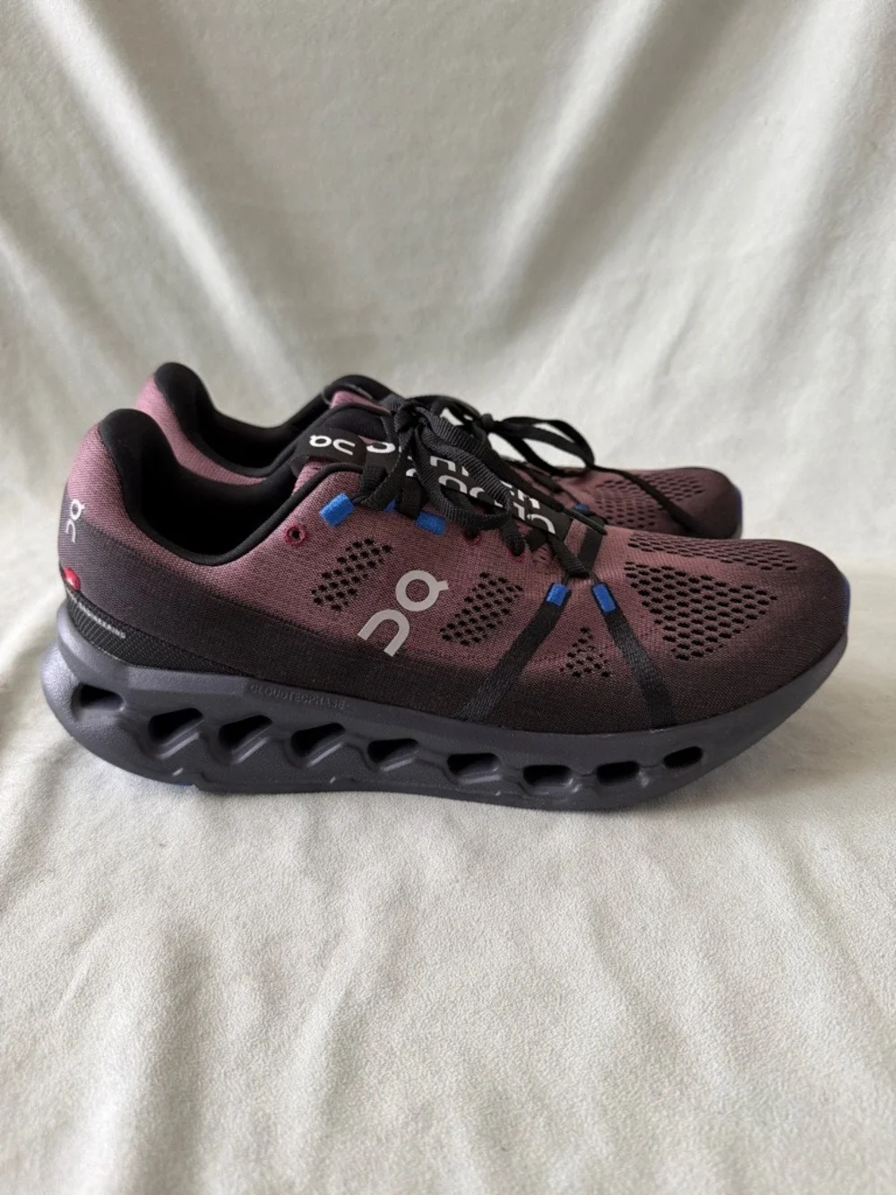 ON-RUNNING CLOUDSURFER PLUM MENS SIZE US 10 NWOT